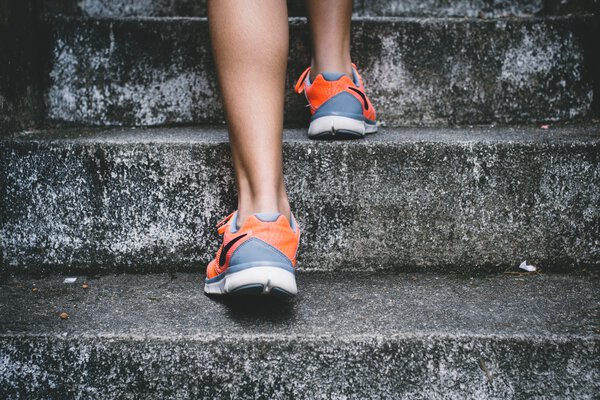 Person wearing the best trainers for runners
